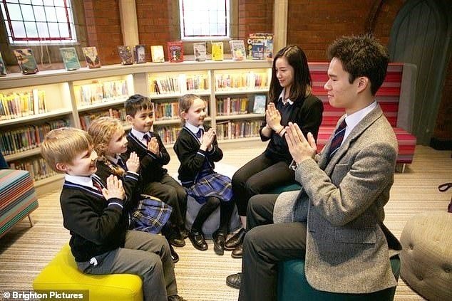 Practicando el saludo tailandés escuela internacional
